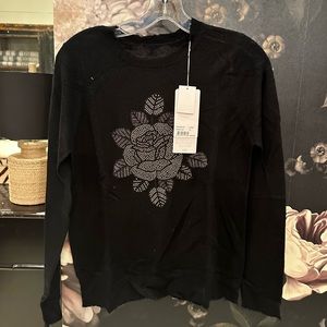 New cashmere sweater rose appliqué